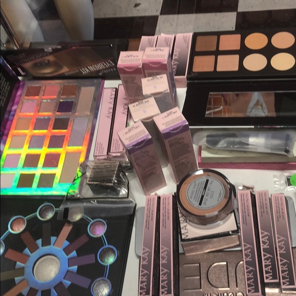 Zodiac 25 color eyeshadow palette - Picture 3 of 3